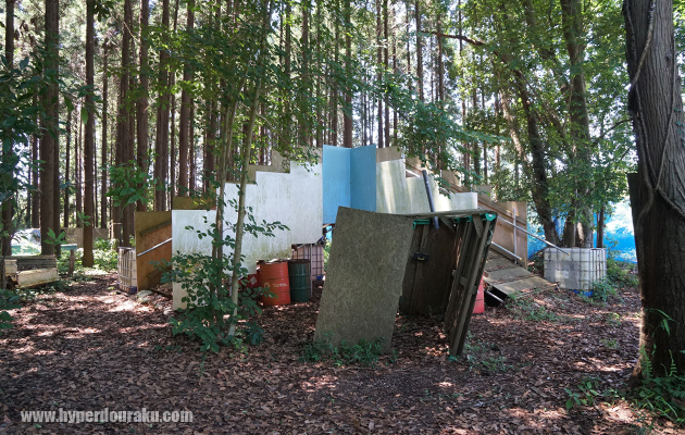 スロープ状のバリケード