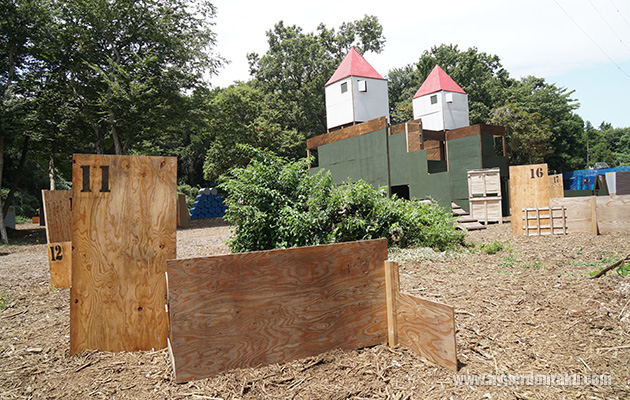特徴的な赤い三角屋根の砦