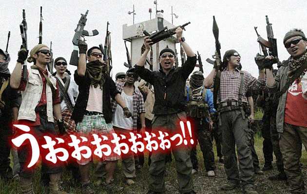 ソマリ民兵も雄叫びを上げる