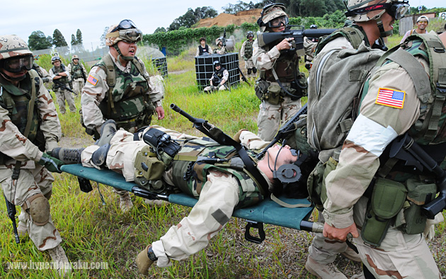 担架に乗せられ運び出されるブラックバーン