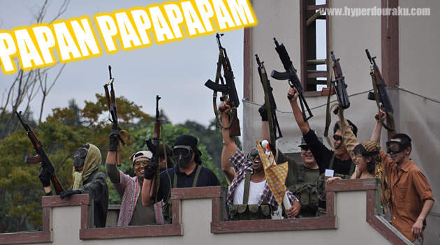 空に向かって銃を乱射