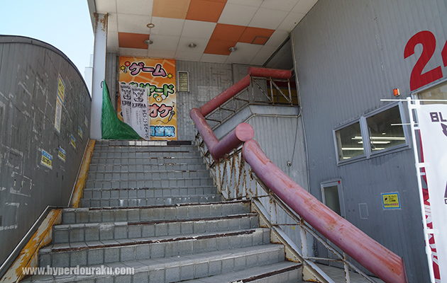 階段を上がって2階へ