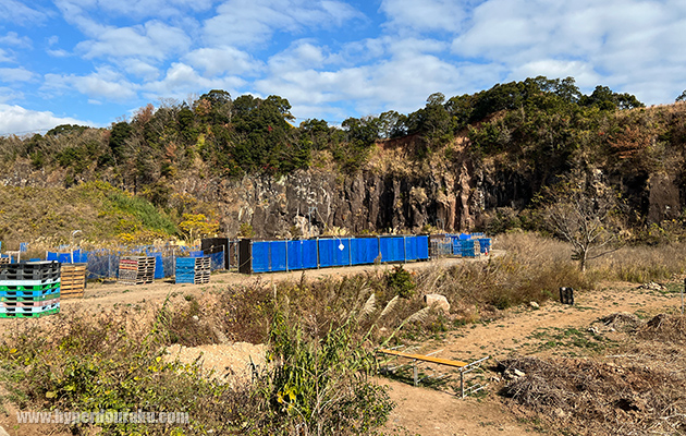 切り立った岩山