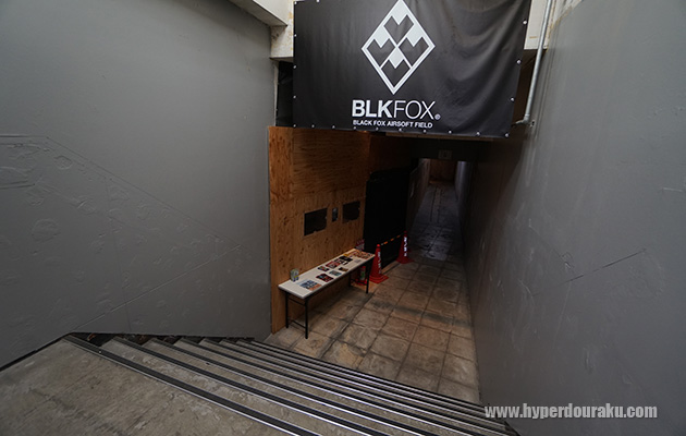 階段を下りて受付へ