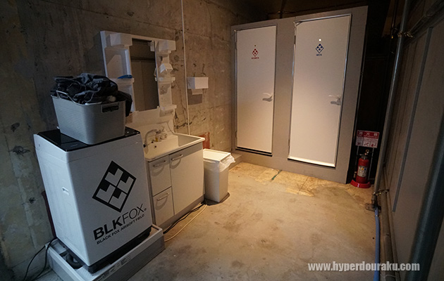 男女別のトイレと手洗い場