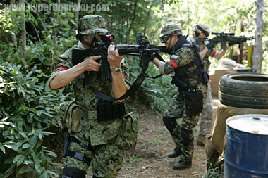 お互いのバックアップしながら移動し、攻撃態勢を整える。