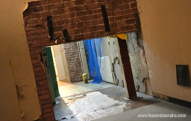 屈めば通れる通路