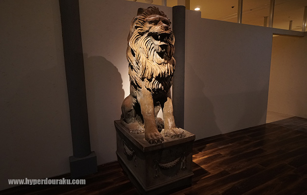 巨大なライオンの石像