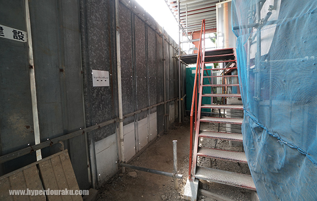 受付とセフティは階段を上って