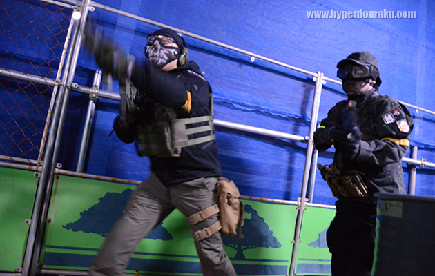 背後から回ってきた敵に撃たれたり