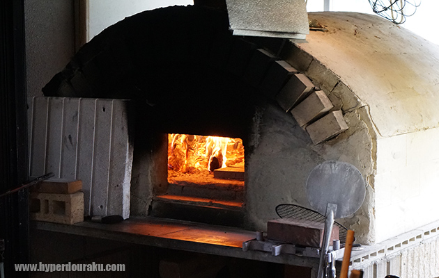 石窯で焼き上げたピザ