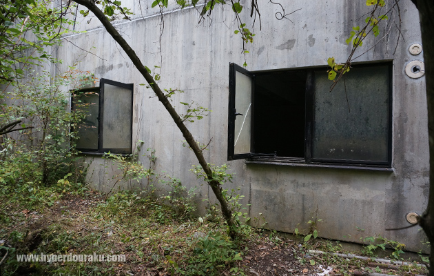 A棟の1階に侵入