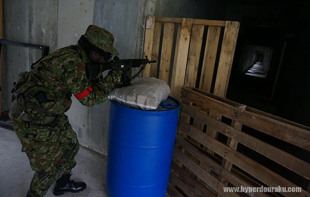 中央ホールから廊下を狙う