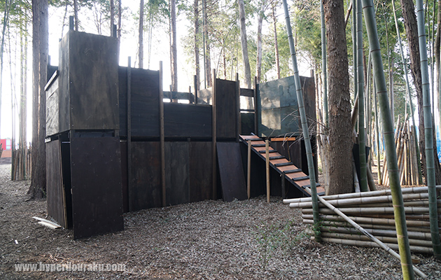 背面にスロープ階段