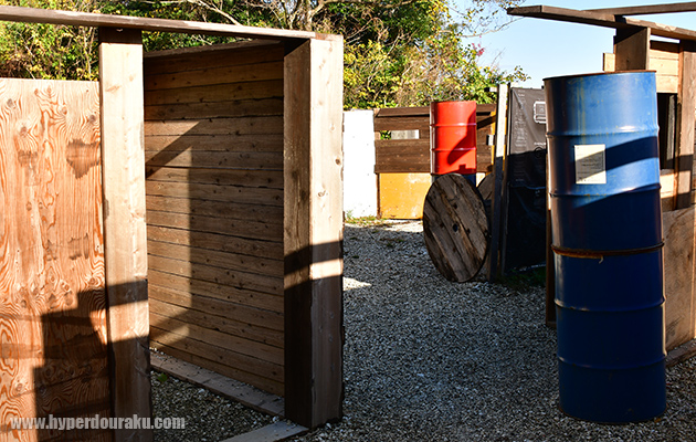 バリケードやドラム缶