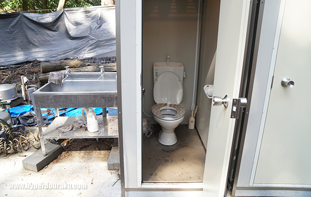 トイレは男女兼用の洋式水洗式