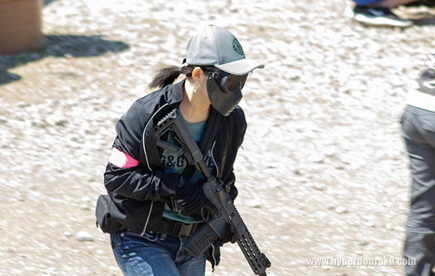 鈴木咲さんがフィールドを走る