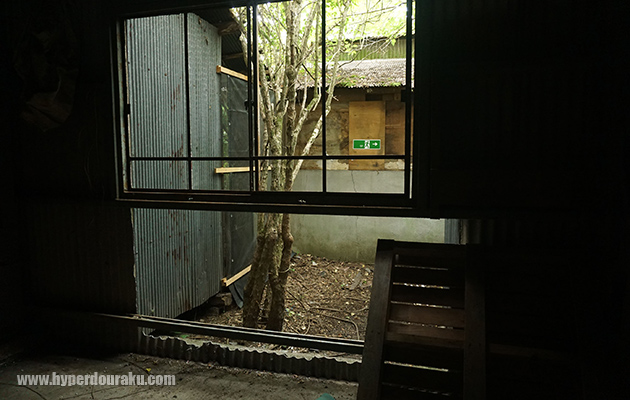 しゃがめば通れる抜け道