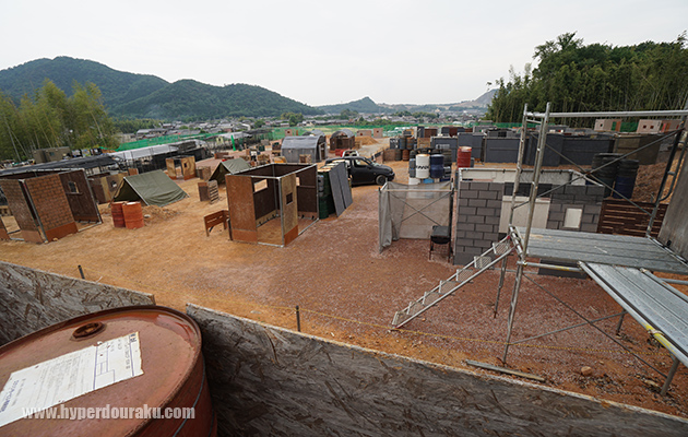 補給処エリアの背後には崖