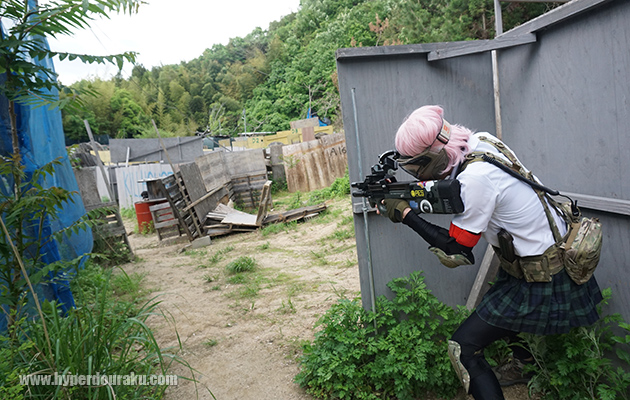 バリケード越し