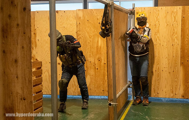 バリケード越し