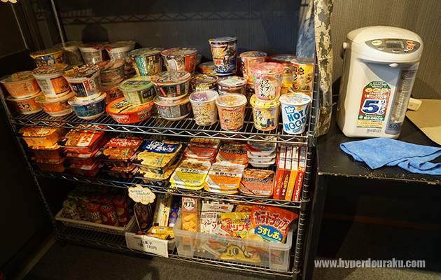 カップ麺やお菓子類の販売