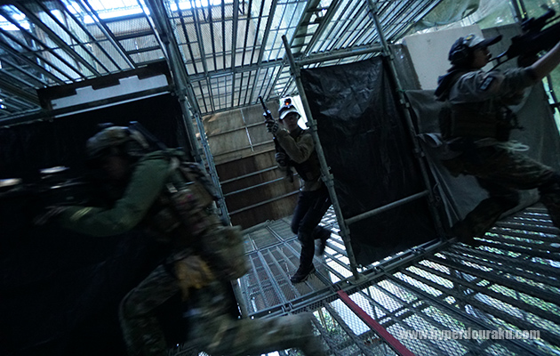 足場はメッシュ