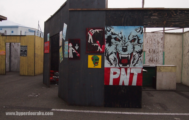 「地面に向けての射撃禁止」や「ブラインドファイア禁止」の看板