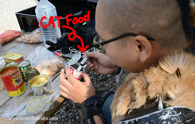 主催者が猫缶を食べてたニャー。
