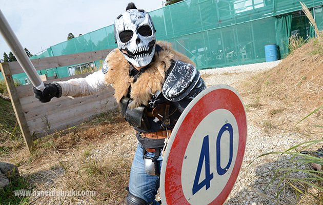 シールドとスポンドブレードで戦う