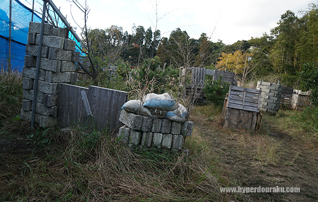 ブロックを積み上げたバリケ