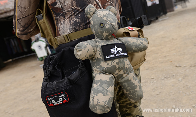 ACUカラーのクマのぬいぐるみ