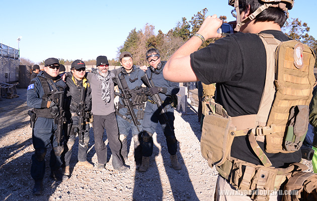 笑顔で対応するコスタ氏