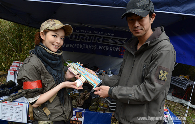 岩佐さんへカラフルな電動MP7A1