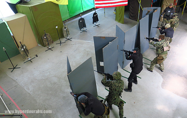 射撃はバリケードに身を隠しつつ