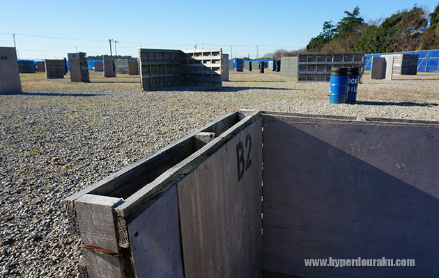 木製のバリケードやドラム缶が点在