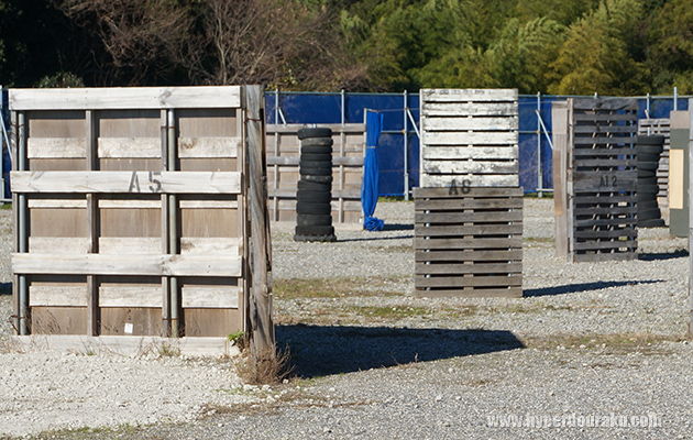 バリケードは絶妙に重なりが考えて設置