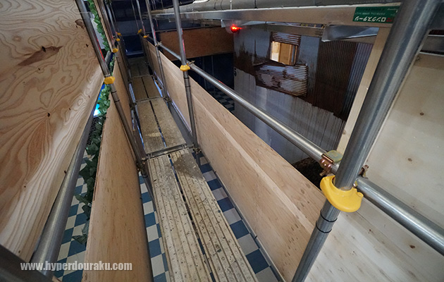 細い通路のキャットウォーク