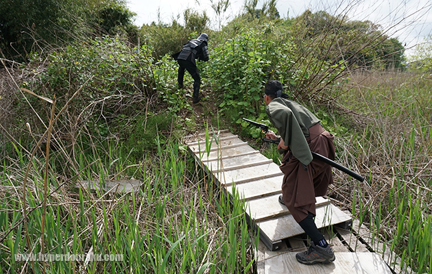 フラッグ背後に回り込む