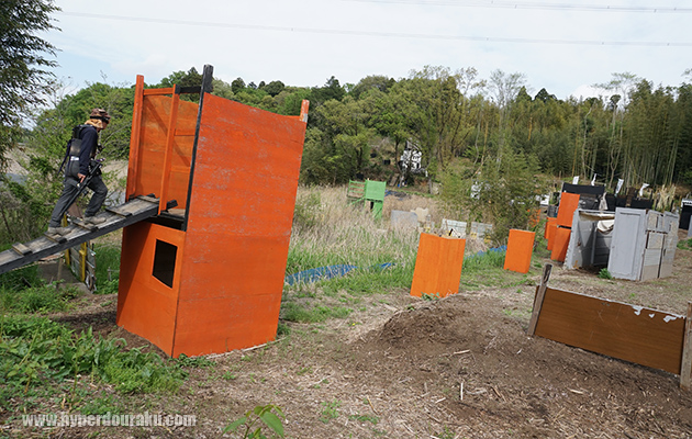 オレンジ色のバリケ