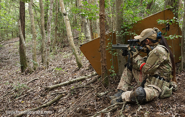 山林ではブッシュや木を盾に