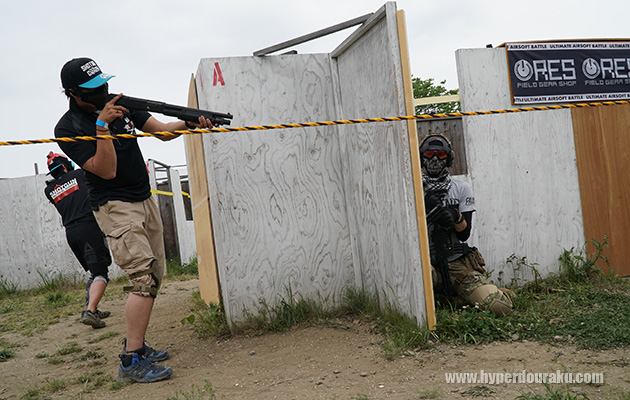 バリケ1枚で攻防