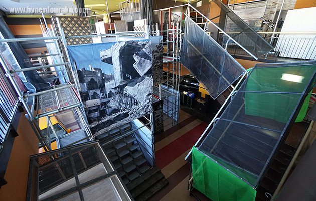 吹き抜け部を見下ろす