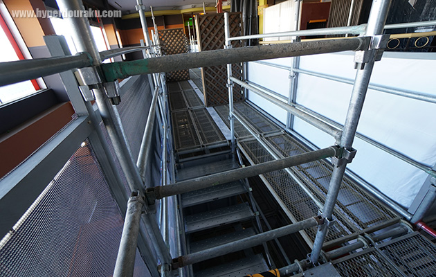 足場は下が透けて見える