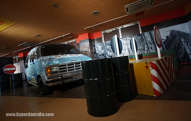 車両やドラム缶、交通標識