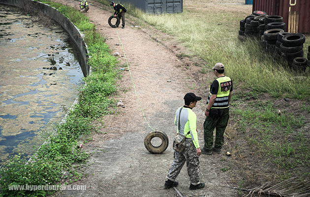 爆発効果用の花火を仕込む