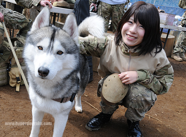 犬と戯れるが犬は厳しい目線を私に送る