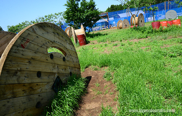 定番のドラム缶や巨大糸巻