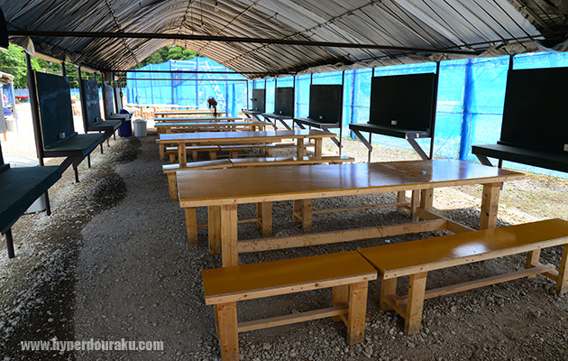 大きなテーブルとベンチ