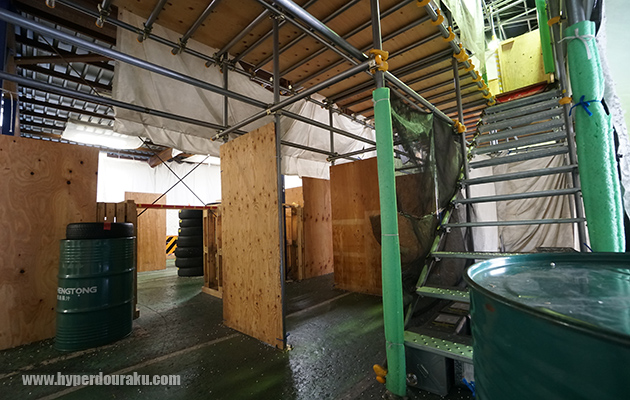 櫓の下から登れる階段